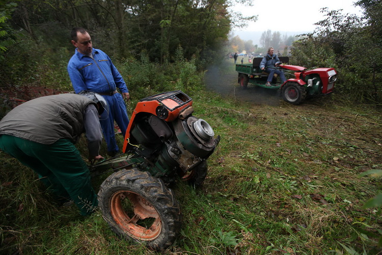 Orahovica, 171010.
Nedaleko od orahovackog jezera na obroncima brda Ruzica grada odrzana je cetvrta po redu utrka motokultivatora i specijalnih vozila koja su izradjena od motora mjesalice za beton i mjenjaca automobila Lada Niva. Namjera organizatora utr