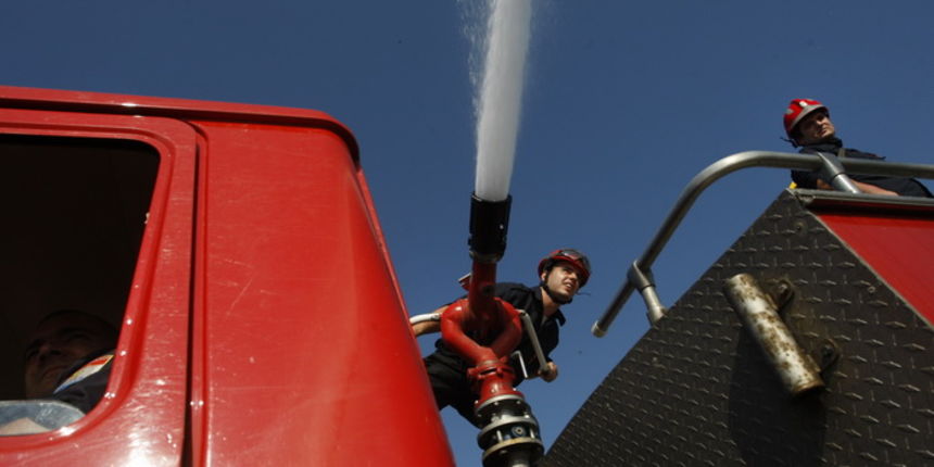 Smokovic, 210911.
Pozar u trokutu izmedju Zemunika, Smokovica i Crnog. Pozar iz zraka gase cetiri kanadera te jedan air-tractor. Gori trava i visoko raslinje, malo borova i malo mlade hrastove sume.
Foto: Jure Miskovic / CROPIX Smokovic, 210911.
Pozar u trokutu izmedju Zemunika, Smokovica i Crnog. Pozar iz zraka gase cetiri kanadera te jedan air-tractor. Gori trava i visoko raslinje, malo borova i malo mlade hrastove sume.
Foto: Jure Miskovic / CROPIX