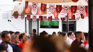 Navijači prate utakmicu Hrvatska – Engleska