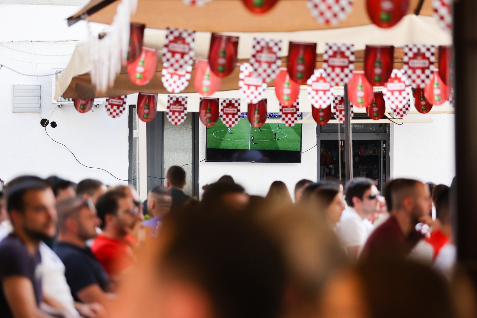 Navijači prate utakmicu Hrvatska – Engleska