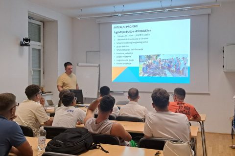 Andrej Fric volonteri