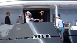 Članovi benda U2 David Howell Evans poznatiji kao The Edge i Adam Clayton odmaraju na Paklenim otocima u pauzi snimanja novog albuma