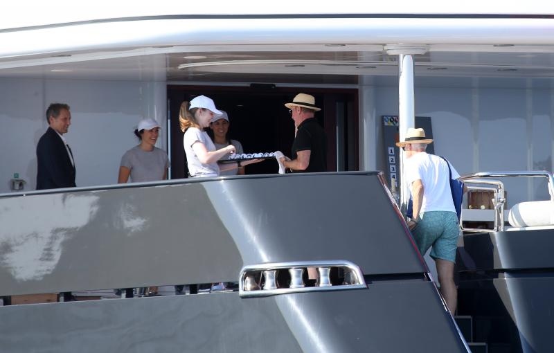 Članovi benda U2 David Howell Evans poznatiji kao The Edge i Adam Clayton odmaraju na Paklenim otocima u pauzi snimanja novog albuma