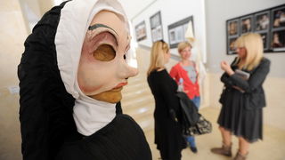 Zadar, 150413
Kazaliste lutaka Zadar. Otvorenje izlozbe crteza, kostima i fotografije Marije Saric Ban “Slike u vremenu bajke”.
Na fotografiji: detalj s otvorenja.
Foto: Luka Gerlanc / CROPIX