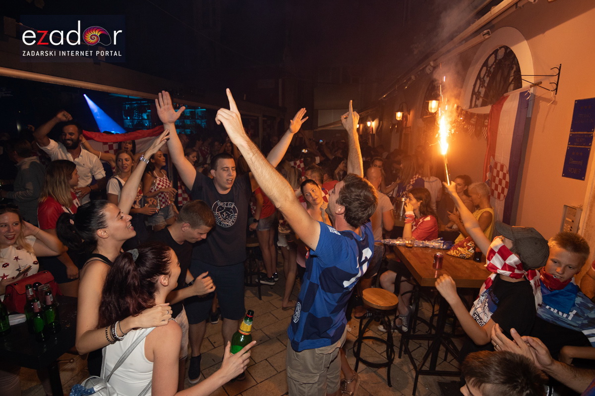 Čudesna noć: Velika fešta ulicama Zadra nakon plasmana Vatrenih u finale SP Čudesna noć: Velika fešta ulicama Zadra nakon plasmana Vatrenih u finale SP