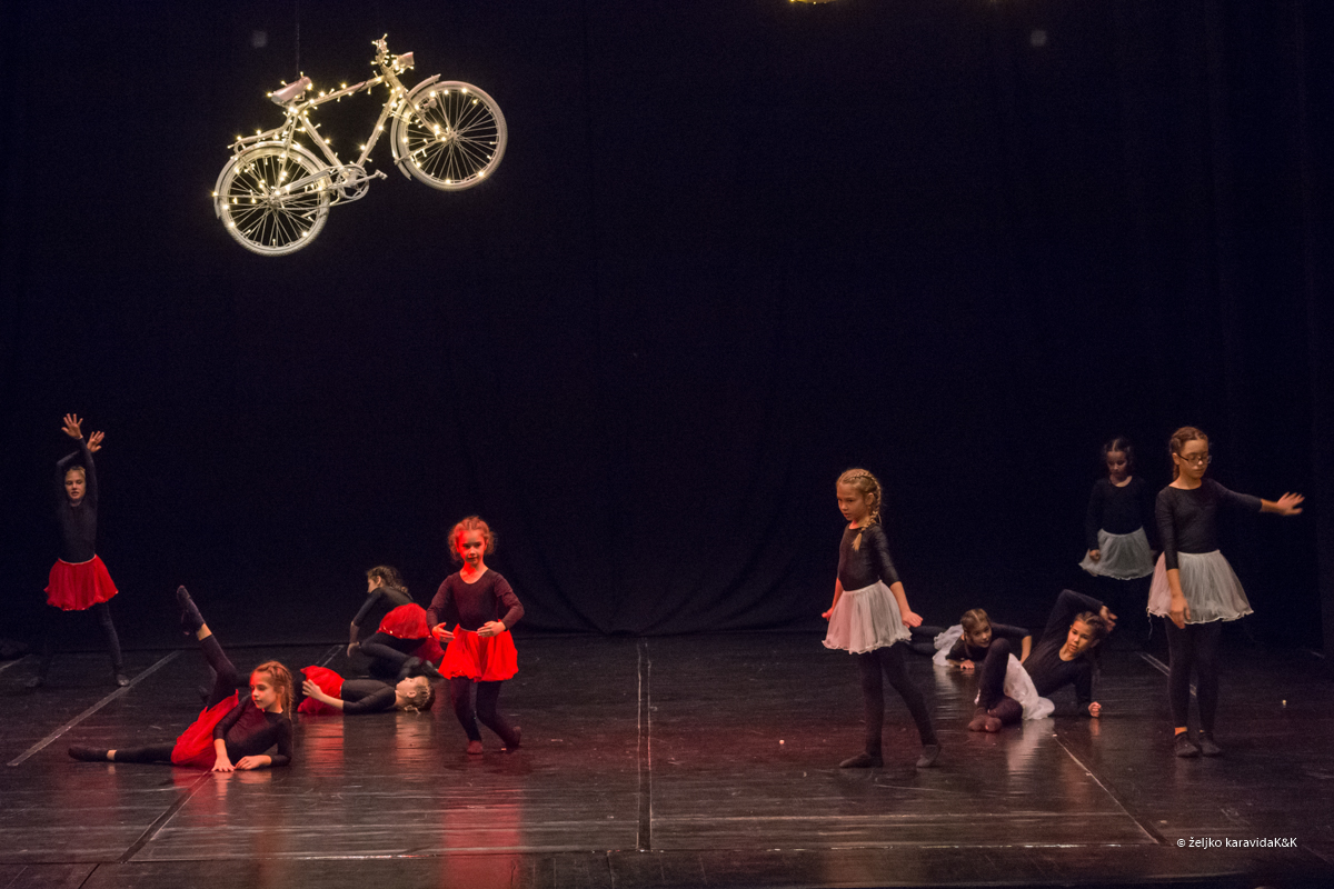 Božićna čestitka plesnog odjela Glazbene škole Blagoje Bersa