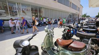 Vespaši izložili “ljubimce” ispred crkve sv. Donata, foto: Filip Brala/PIXSELL Vespaši izložili “ljubimce” ispred crkve sv. Donata, foto: Filip Brala/PIXSELL