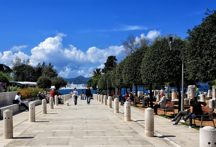 Skitnja gradom by Roberto Lerga