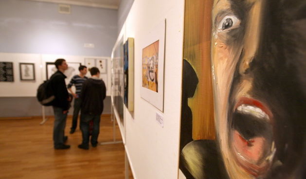 Zadar ,180510.
Dvorana u Hrvatskom narodnom kazalistu.Godisnja izlozba ucenika skole primjenjene umjetnosti i dizajna.
Foto : Vladimir Ivanov / CROPIX