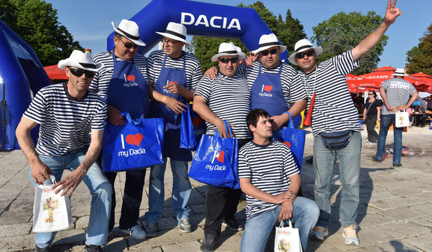 Gušti zagore iz Kaštelja, Roštilj na Rivi