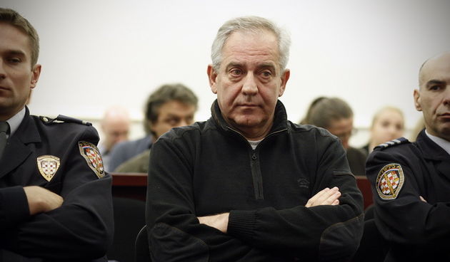 Zagreb, 281011.
Zupanijski sud.
Zrinjevac.
Bivsi premijer i predsjednik HDZ-a, Ivo Sanader na zagrebackom Zupanijskom sudu se po prvi put javno ocituje i suocava o USKOK-ovoj optuzbi za ratno profiterstvo u slucaju uzimanja 3,6 milijuna kuna provizije od