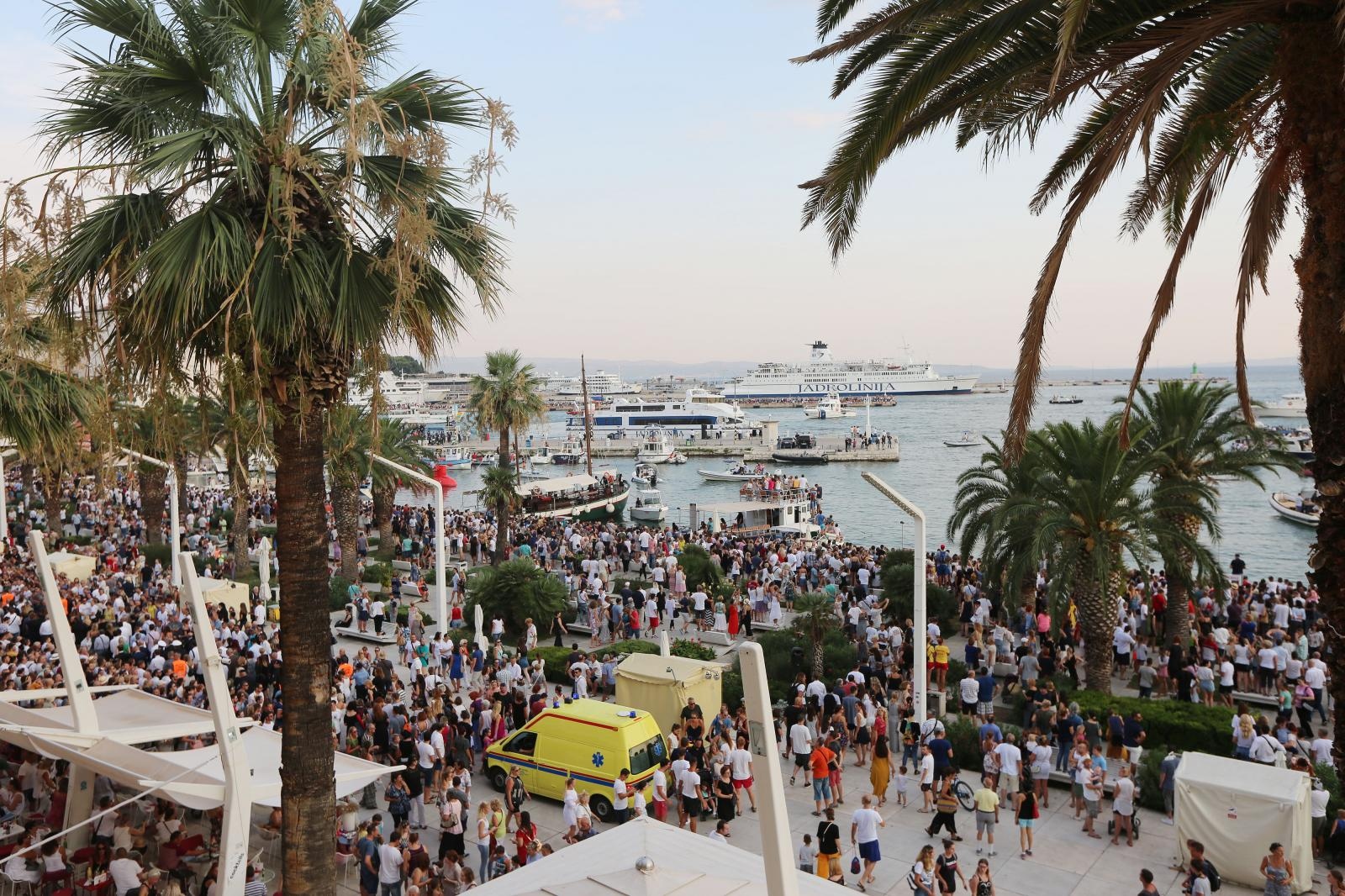 Split dostojanstveno na posljednju plovidbu ispratio legendu Olivera Dragojevića