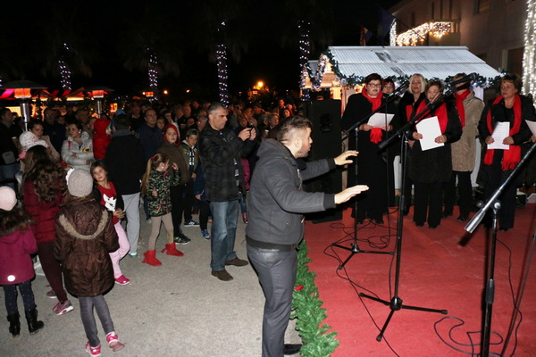Paljenjem prve adventske svijeće i prigodnim zabavnim programom započela manifestacija Advent na otoku Viru