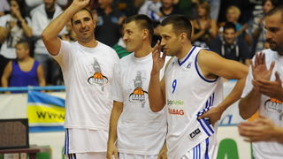 Zadar, 230912
Dvorana Jazine.
Humanitarna utakmica “Za Stephanie smo vratili kosarku u Jazine” na kojoj su nastupile brojne bivse zvijezde KK Zadra poput Dina Radje, Arijana Komazeca, Gordana Giriceka i drugih.
Na fotografiji: Ercegovic, Giricek, Mrva
Fo Zadar, 230912
Dvorana Jazine.
Humanitarna utakmica “Za Stephanie smo vratili kosarku u Jazine” na kojoj su nastupile brojne bivse zvijezde KK Zadra poput Dina Radje, Arijana Komazeca, Gordana Giriceka i drugih.
Na fotografiji: Ercegovic, Giricek, Mrva
Fo