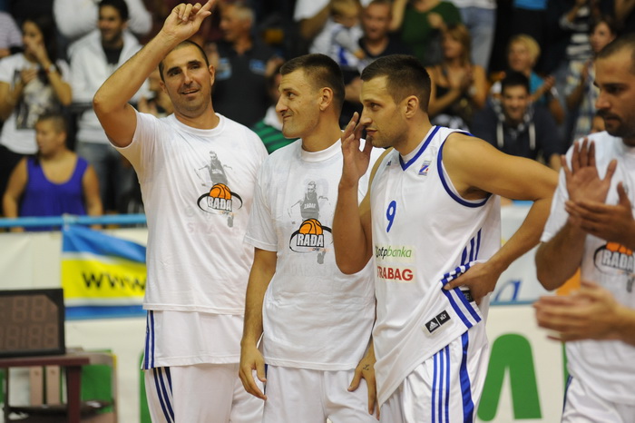 Zadar, 230912
Dvorana Jazine.
Humanitarna utakmica “Za Stephanie smo vratili kosarku u Jazine” na kojoj su nastupile brojne bivse zvijezde KK Zadra poput Dina Radje, Arijana Komazeca, Gordana Giriceka i drugih.
Na fotografiji: Ercegovic, Giricek, Mrva
Fo Zadar, 230912
Dvorana Jazine.
Humanitarna utakmica “Za Stephanie smo vratili kosarku u Jazine” na kojoj su nastupile brojne bivse zvijezde KK Zadra poput Dina Radje, Arijana Komazeca, Gordana Giriceka i drugih.
Na fotografiji: Ercegovic, Giricek, Mrva
Fo