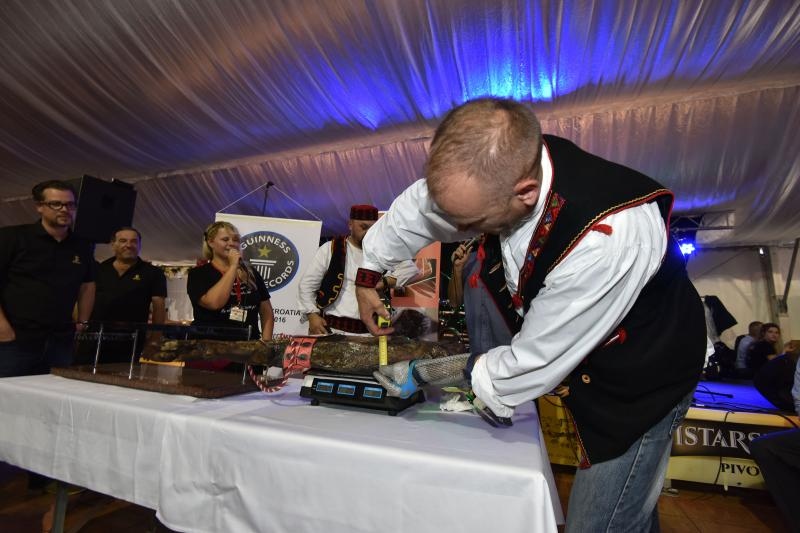 Drniški pršut u lovu na Guinnessovu knjigu rekorda. Photo: Duško Marušić/Pixsell Drniški pršut u lovu na Guinnessovu knjigu rekorda. Photo: Duško Marušić/Pixsell