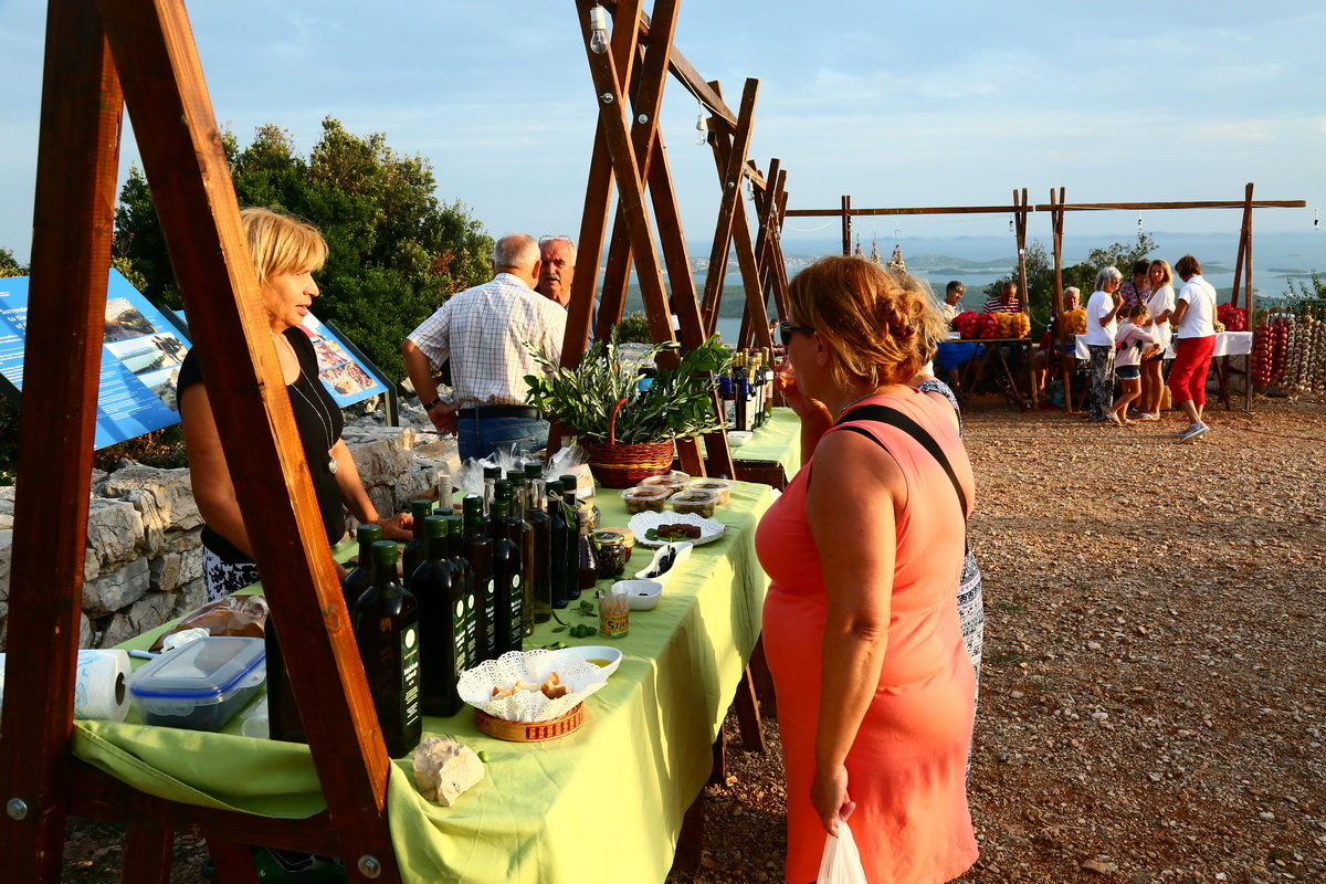 Na vidikovcu Kamenjak održan 5. Sajam lokalnih proizvoda ”Luka i igara” Na vidikovcu Kamenjak održan 5. Sajam lokalnih proizvoda ”Luka i igara”