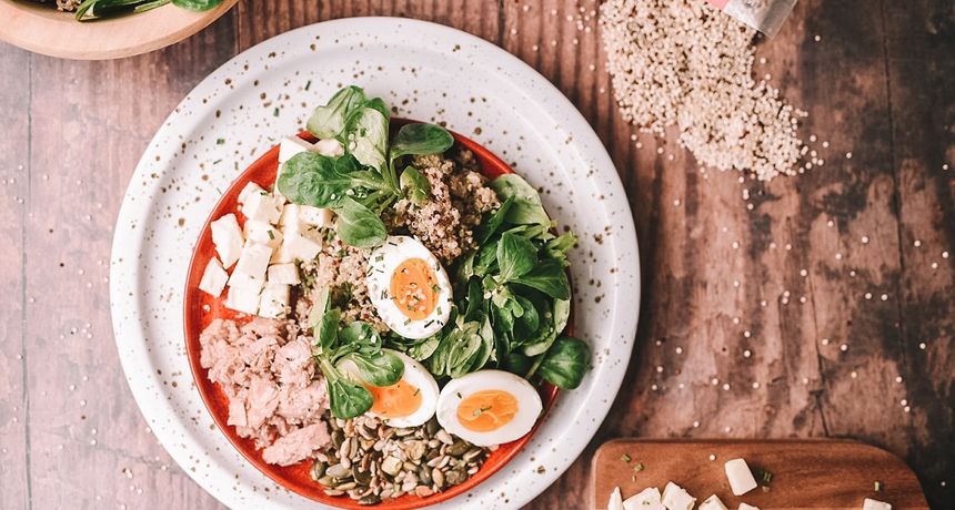 Salata s kvinojom idealna je za ljetni ručak ili večeru Salata s kvinojom idealna je za ljetni ručak ili večeru