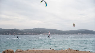 Južina nekima donosi glavobolju, surferima i kajterima je prava radost. Tako je bilo i jučer. Na biogradskoj plaži Dražica okupilo se dvadesetak ljubitelja vjetra, većina iz kiteboarding kluba Badevana-surf iz Zagreba. Iako su po meteorološkoj prognozi oč