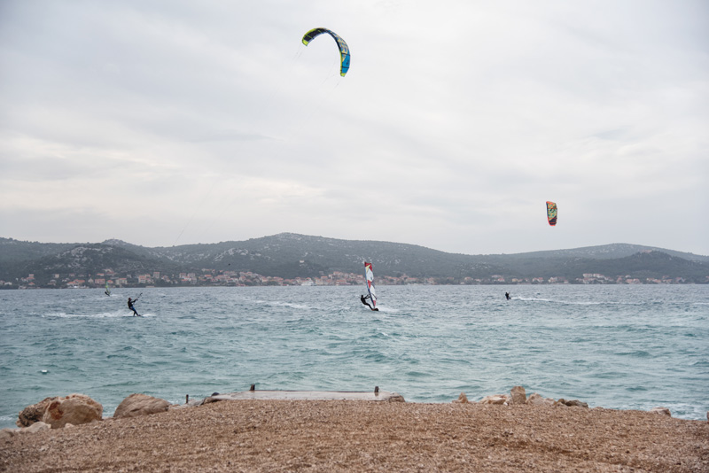 Južina nekima donosi glavobolju, surferima i kajterima je prava radost. Tako je bilo i jučer. Na biogradskoj plaži Dražica okupilo se dvadesetak ljubitelja vjetra, većina iz kiteboarding kluba Badevana-surf iz Zagreba. Iako su po meteorološkoj prognozi oč