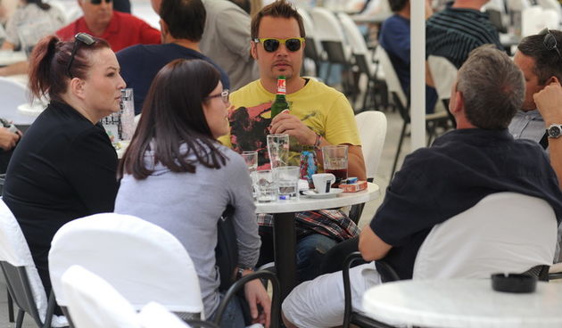 Zadar, 290912
Robert Knjaz s prijateljima na picu na Narodnom trgu u Zadru.
Foto: Luka Gerlanc / CROPIX