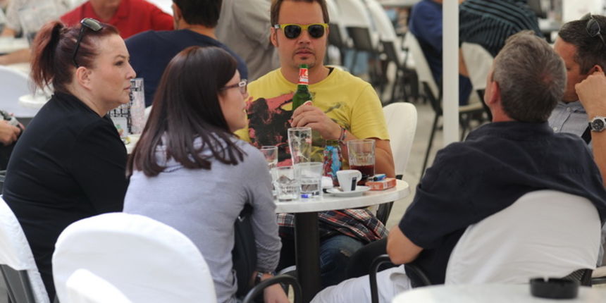 Zadar, 290912
Robert Knjaz s prijateljima na picu na Narodnom trgu u Zadru.
Foto: Luka Gerlanc / CROPIX Zadar, 290912
Robert Knjaz s prijateljima na picu na Narodnom trgu u Zadru.
Foto: Luka Gerlanc / CROPIX