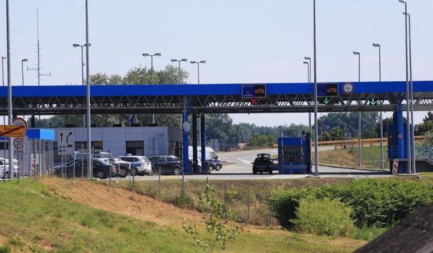Batina – Granicni prijelaz Batina koji je zatvoren iz sigurnosnih razloga zbog migranata. Tijekom danasnjeg dana na samom mostu bit ce postavljena ograda. Photo: Davor Javorovic/PIXSELL