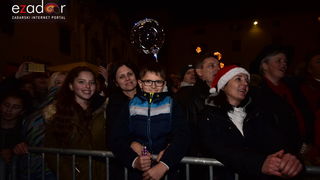 Tisuće Zadrana uživalo na krcatom Narodnom trgu i Tgu Petra Zoranića uz Tomislava Bralića i klapu Intrade Tisuće Zadrana uživalo na krcatom Narodnom trgu i Tgu Petra Zoranića uz Tomislava Bralića i klapu Intrade