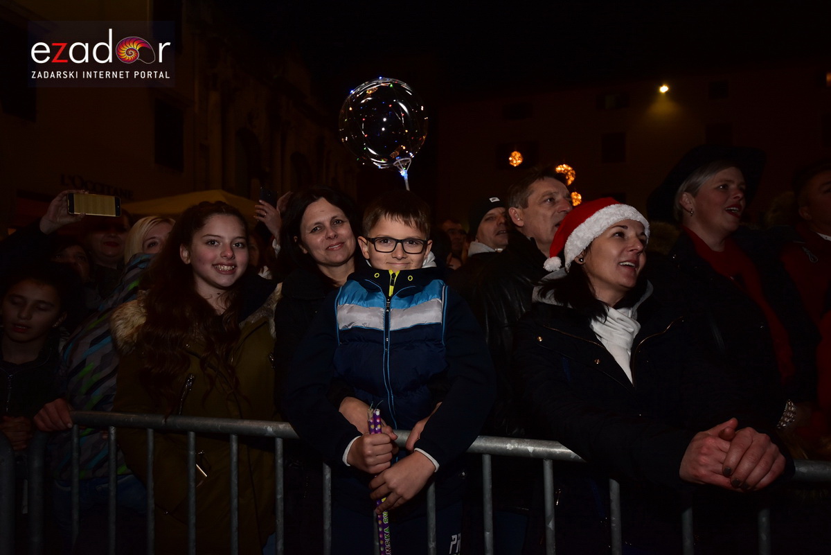 Tisuće Zadrana uživalo na krcatom Narodnom trgu i Tgu Petra Zoranića uz Tomislava Bralića i klapu Intrade Tisuće Zadrana uživalo na krcatom Narodnom trgu i Tgu Petra Zoranića uz Tomislava Bralića i klapu Intrade