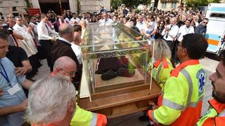 Stotine vjernika ispred crkve Gospe od zdravlja dočekalo relikviju sv. Leopolda Mandića Stotine vjernika ispred crkve Gospe od zdravlja dočekalo relikviju sv. Leopolda Mandića