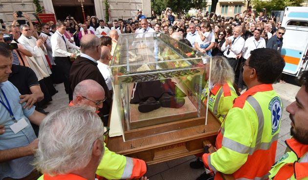 Stotine vjernika ispred crkve Gospe od zdravlja dočekalo relikviju sv. Leopolda Mandića
