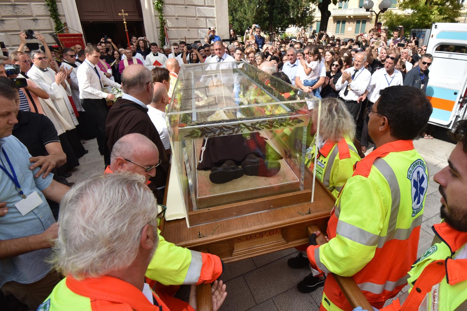 Stotine vjernika ispred crkve Gospe od zdravlja dočekalo relikviju sv. Leopolda Mandića Stotine vjernika ispred crkve Gospe od zdravlja dočekalo relikviju sv. Leopolda Mandića