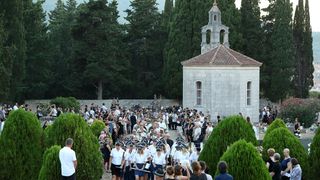 Posljednji ispraćaj Olivera Dragojevića na groblju Sveti Roko u Veloj Luci Posljednji ispraćaj Olivera Dragojevića na groblju Sveti Roko u Veloj Luci