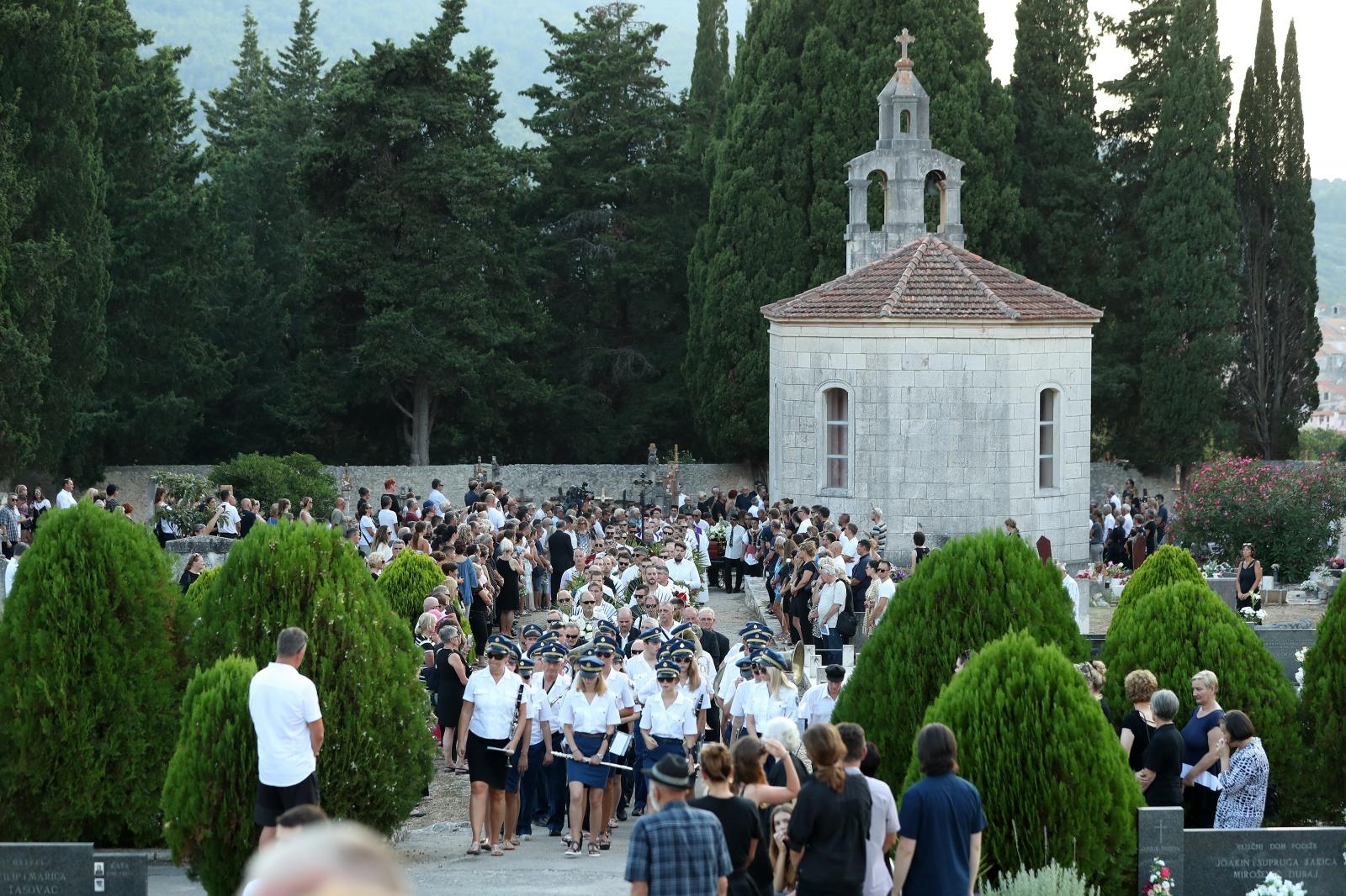 Posljednji ispraćaj Olivera Dragojevića na groblju Sveti Roko u Veloj Luci Posljednji ispraćaj Olivera Dragojevića na groblju Sveti Roko u Veloj Luci