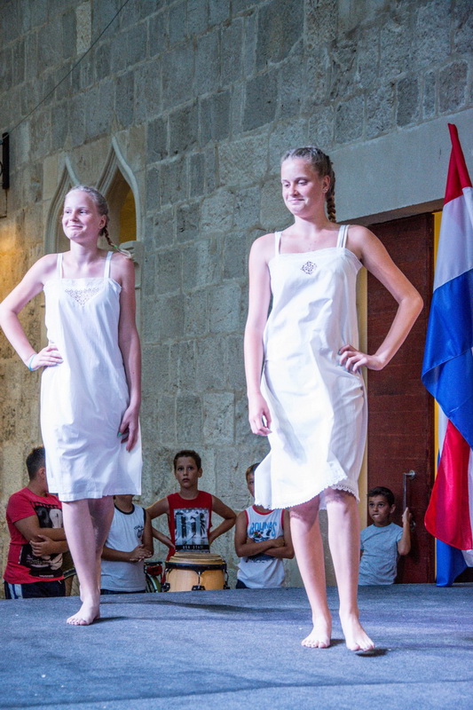 8. Međunarodni festival čipke u Pagu obilježila je modna revija i nastup klape Sol