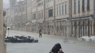 Dubrovnik, 221110.
Dubrovnik je jutros pogodio strahoviti prolom oblaka, uzrokovavsi poplave, “jezera” na ulicama i zastoje prometa.
Na fotografiji: Stradun.
Foto: Zeljko Soletic / Cropix