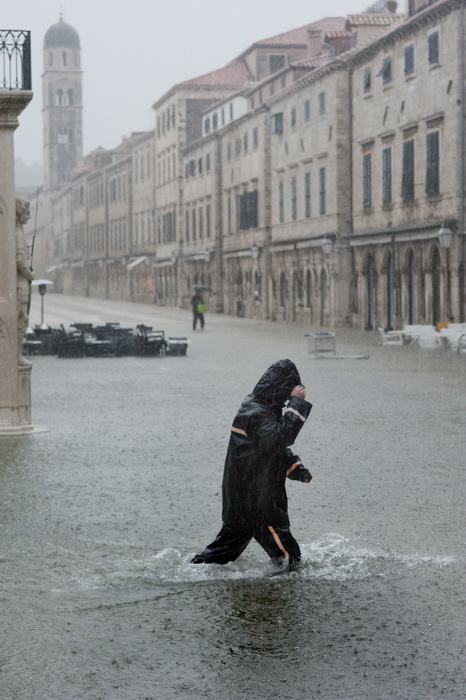 Dubrovnik, 221110.
Dubrovnik je jutros pogodio strahoviti prolom oblaka, uzrokovavsi poplave, “jezera” na ulicama i zastoje prometa.
Na fotografiji: Stradun.
Foto: Zeljko Soletic / Cropix