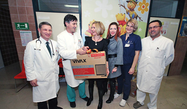 Novi radio uručuje donaciju odjelu pedijatrije (foto:Saša Čuka)