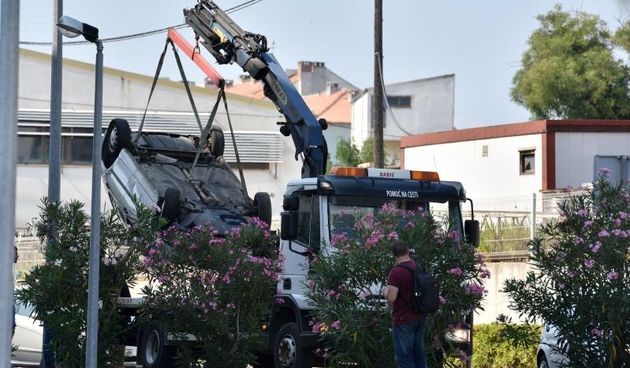 Zadar: U nesreći u ulici Benka Benkovića došlo do prevrtanja vozila koje je palo na parkiralište