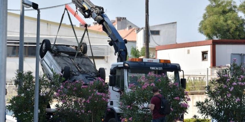 Zadar: U nesreći u ulici Benka Benkovića došlo do prevrtanja vozila koje je palo na parkiralište