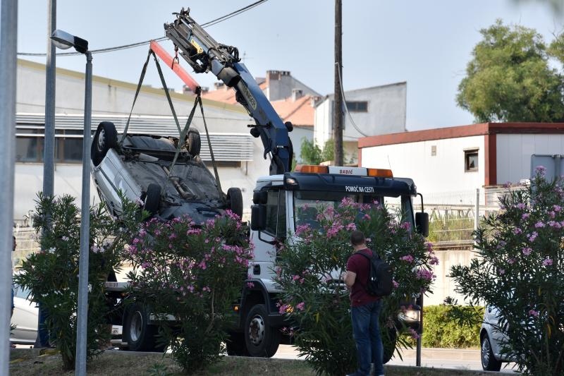 Zadar: U nesreći u ulici Benka Benkovića došlo do prevrtanja vozila koje je palo na parkiralište