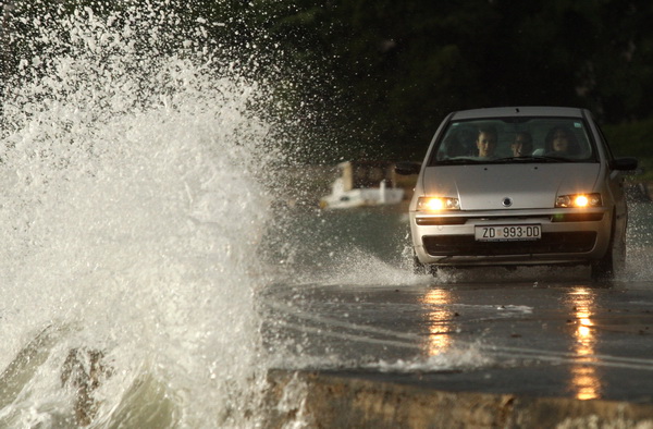 Zadar, 300513.
U samo sat vremena vrijeme se u Zadru izmjenjalo od kise i tmurnih oblaka do sunca i duge koja se nadvila nad gradom. Na trenutak su se podigli i valovi koji su opljuskivali ceste uz more.
Foto: Jure Miskovic / CROPIX