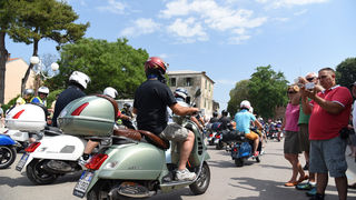 Spektakularni defile vespaša, foto: Vinko Pešić Spektakularni defile vespaša, foto: Vinko Pešić