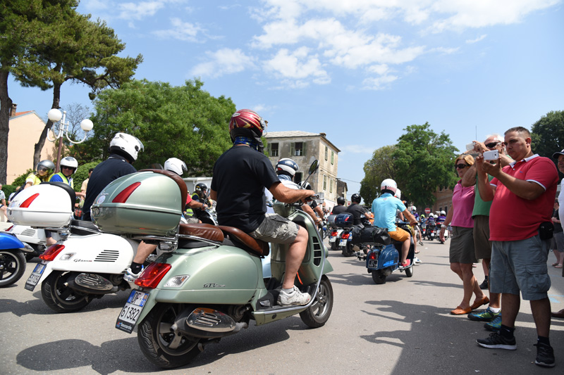 Spektakularni defile vespaša, foto: Vinko Pešić Spektakularni defile vespaša, foto: Vinko Pešić