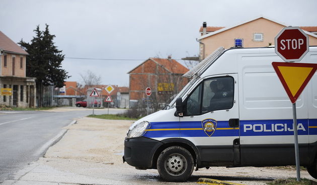 Kistanje, 180313.
Kistanje dan nakon sukoba sedam maloljetnika sa pravoslavnim bogoslovima iz Manastira Krka.
Na fotografiji: policija u ophodnji ulicama Kistanja.
Foto: Niksa Stipanicev / CROPIX
