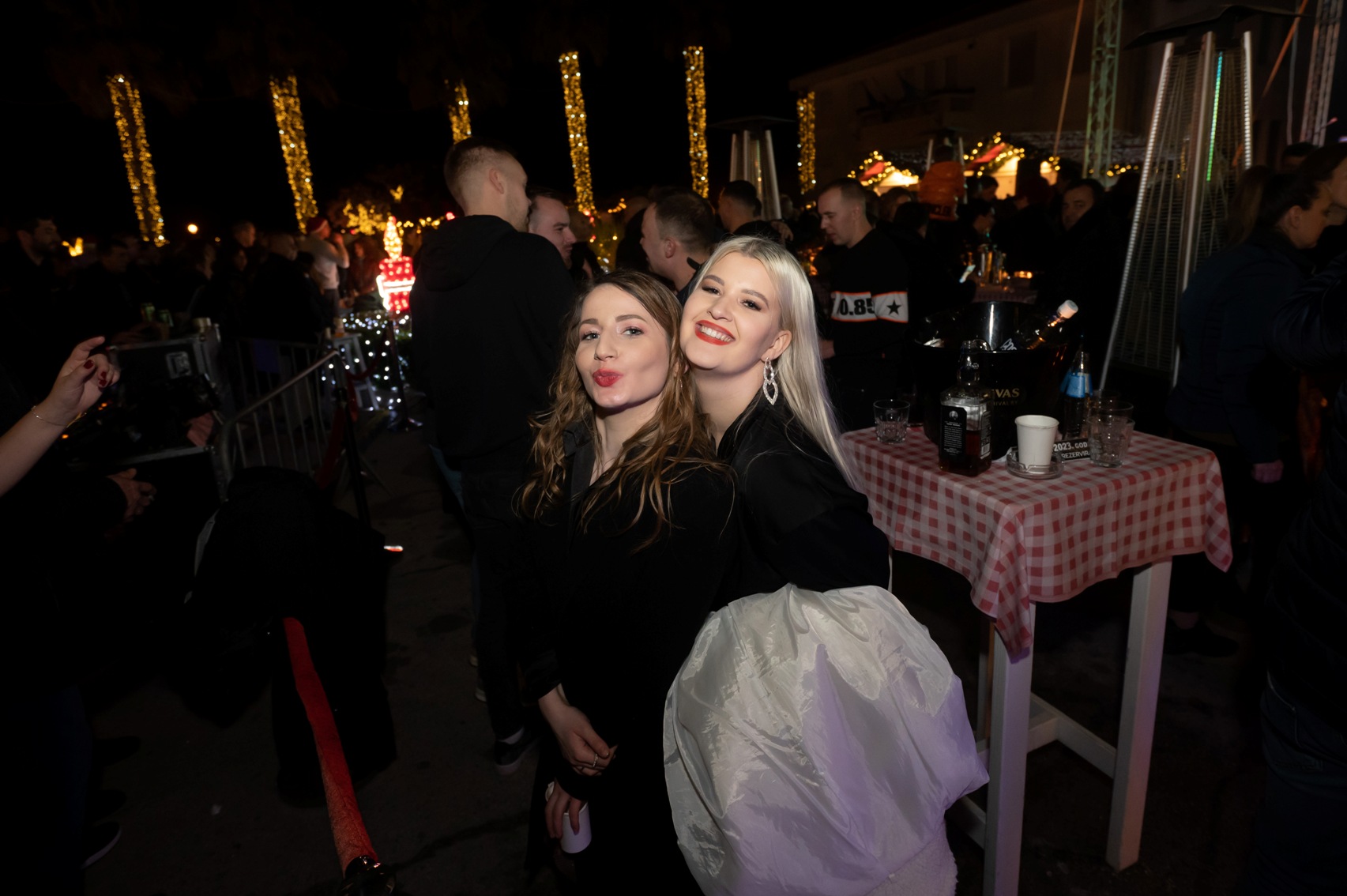 Vatromet, tisuće konfeta, šampanjac, prskalice i koncert Ivana Zaka i Tempo Banda