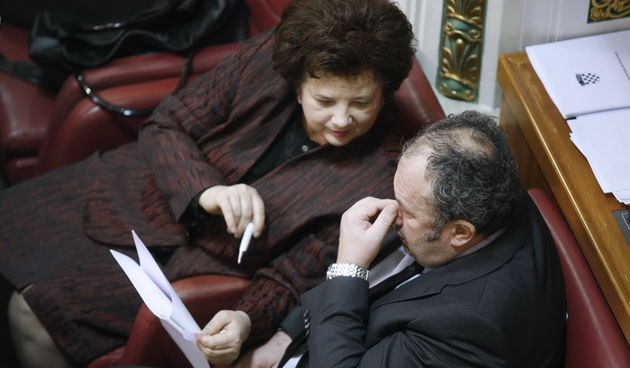 Zagreb, 231211.
Hrvatski Sabor u nastavku izvanredne sjednice glasuje o povjerenju novoj Vladi Zorana Milanovica. 
Na slici: Nevenka Becic i Zeljko Kerum.
Foto: Goran Mehkek / CROPIX