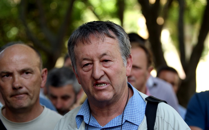 Zadar, 250512.
Radnici tvrtke Gortan odrzavaju prosvjedni skup pod nazivom Pet do 12 zbog neisplacenih placa, nezakonitog smanjenja placa i otpustanja dijela radnika. Prosvjed se odrzao pred tvrtkom Gortan na Vostarnici. 
Na slici Ivica Blazevic sindikaln