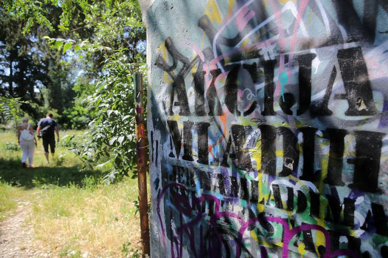 20.06.2013., Zadar – Akcija ciscenja narkomanskih sprica u parku na Brodarici pokraj Sfinge. Photo: Filip Brala/PIXSELL Autor Filip Brala/PIXSELL KLJUČNE RIJEČI ciscenje, sfinga, Brodarica, akcija mladih, narkomanija 20.06.2013., Zadar – Akcija ciscenja narkomanskih sprica u parku na Brodarici pokraj Sfinge. Photo: Filip Brala/PIXSELL Autor Filip Brala/PIXSELL KLJUČNE RIJEČI ciscenje, sfinga, Brodarica, akcija mladih, narkomanija