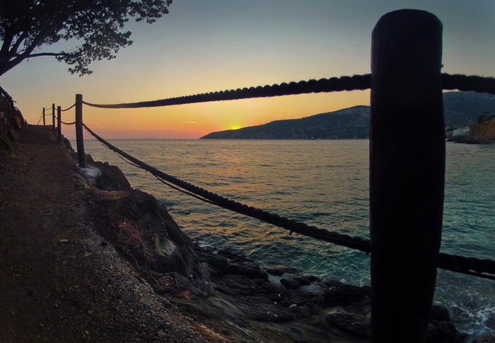 Vis 210812.
Otok Vis jedan je od najudaljenijih hrvatskih otoka koji broji nesto manje od 3 i pol tisuce stanovnika.No u vrijeme turisticke sezone otok postaje omiljena destinacija turistima od kojih je tradicionalno u kolovozu najvise Talijana.Vis ima bo